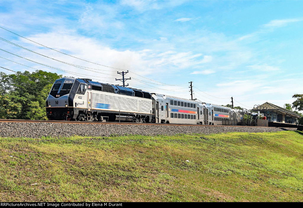 NJT 4032 on train 5515